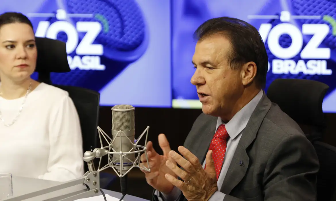 Ministro diz que consignado CLT é para todos, mas aconselha cautela