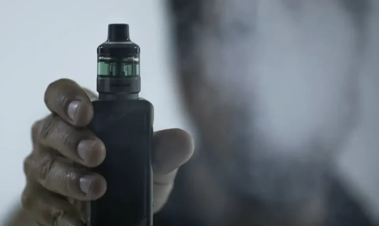 Plataformas devem remover propagandas de cigarros eletrônicos   