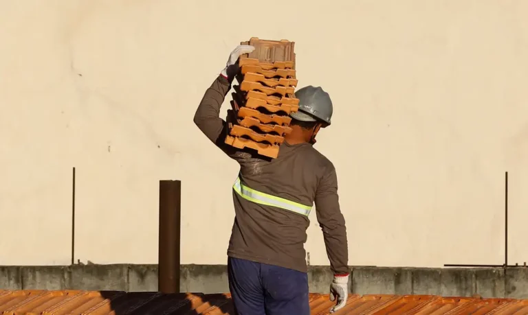 IBGE: salário na construção recua 22% em 2023, na comparação com 2014