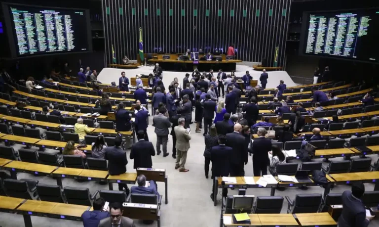 Aumento do número de deputados custará até R$ 64,6 milhões anuais