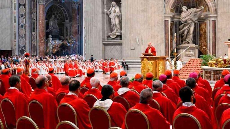 Todos os cardeais que votam no conclave já estão em Roma, diz Vaticano