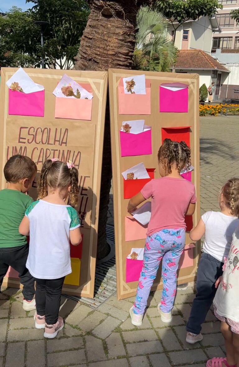 Mãozinhas que emocionam: ação especial do CEIM Algodão Doce encanta mães na praça