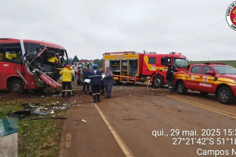 Caminhão atinge ônibus com 13 pessoas na BR-282 em SC
