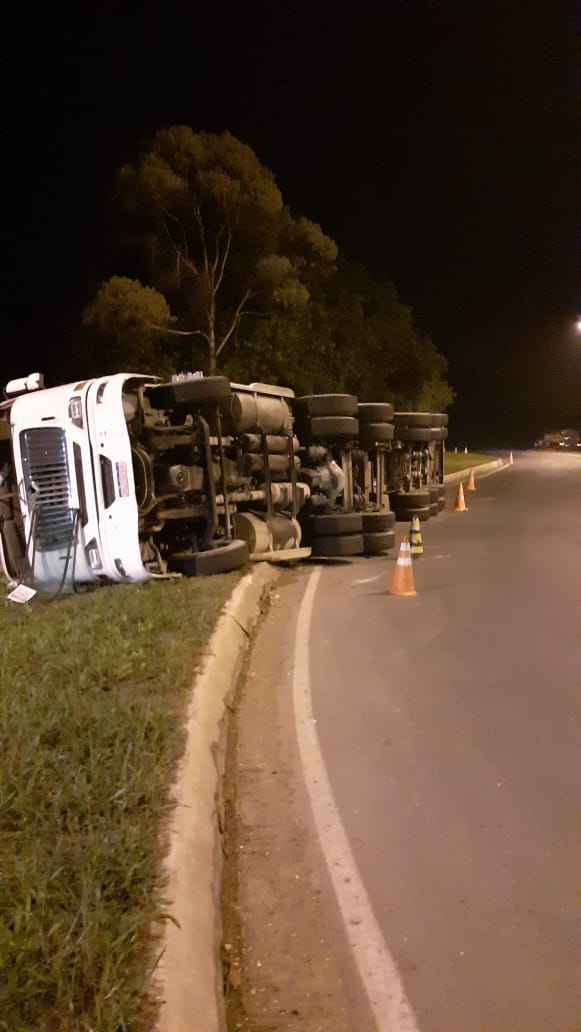Carreta capota no trevo da BR-280 com a BR-120 em Três Barras