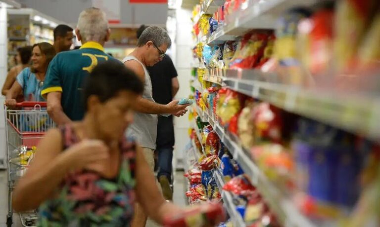 Supermercados defendem contrato de trabalho por hora