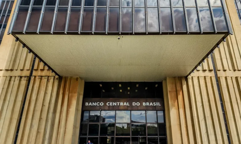 Copom eleva juros básicos da economia para 15% ao ano
