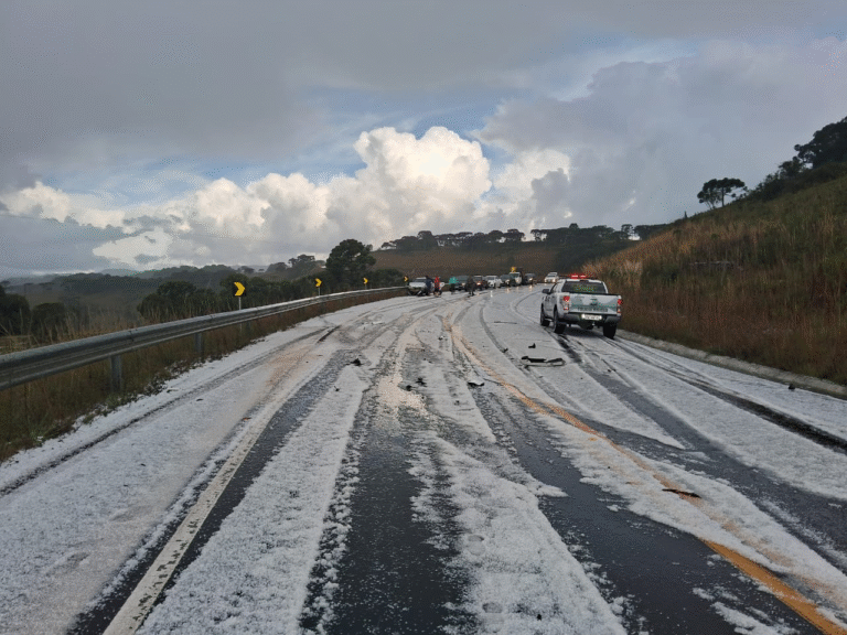 Chuva de granizo surpreende moradores e causa acidentes na Serra de SC