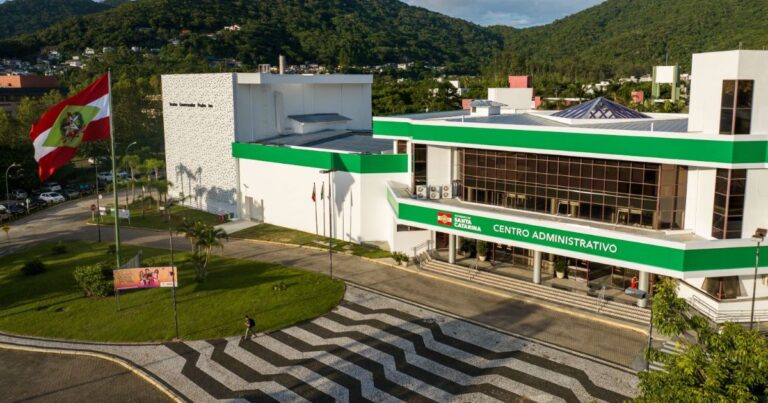 Governo de SC antecipa metade do 13º salário para mais de 176 mil servidores