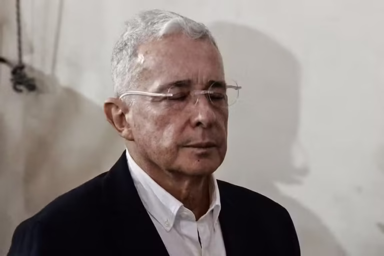 Ex-presidente da Colômbia, Álvaro Uribe é condenado a 12 anos de prisão domiciliar