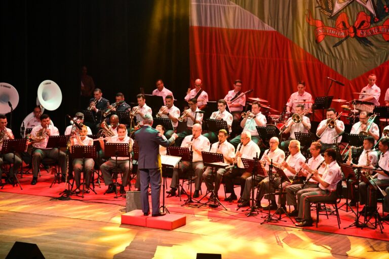Banda do Corpo de Bombeiros Militar de Santa Catarina realiza concerto em comemoração aos 99 anos
