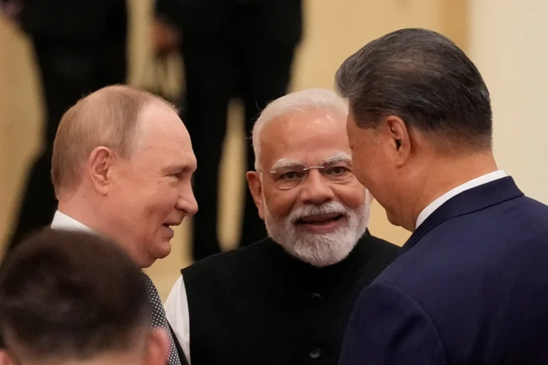Presidente chinês promove nova ordem global cercado por líderes de Rússia e Índia