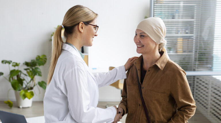 Saúde  Inscrições abertas para o 1º Seminário de Oncologia do Planalto Norte  Por Assessoria     Foto Oncologia no Planalto Norte  Imagem:Freepik/Imagem ilustrativa     O 1º Seminário de Oncologia do Planalto Norte de Santa Catarina, intitulado “Da Prevenção ao Tratamento”, está com inscrições abertas até o dia 29 de outubro. No entanto, a comissão organizadora faz um alerta: as vagas são limitadas a 400 participantes. A inscrição, que é gratuita, pode ser feita online (clique aqui e acesse o link).     Este evento inédito na região será realizado no Auditório Sicoob Credinorte, começando às 8h30. O seminário tem como objetivo reforçar a conscientização sobre o câncer, abordando desde a prevenção até os mais recentes avanços nos tratamentos, com a presença de especialistas de diversas áreas.     PROGRAMAÇÃO DO SEMINÁRIO     A programação do seminário começará com a palestra Acolher-se para Florescer: O autocuidado como processo de vida, ministrada pela psicóloga Ivonete Emerich Pacheco. Em seguida, haverá um podcast ao vivo intitulado Histórias de Emoção – Foca no Palco. A manhã ainda contará com a palestra da ginecologista e mastologista Daniela Avila Nesselo, que trará atualizações sobre câncer de mama, incluindo fatores de risco, pacotes de alto risco e principais mutações genéticas.     Após um intervalo para o almoço, as atividades retornam às 13h30, com uma palestra do advogado José Renato Buss, que discutirá os direitos dos pacientes oncológicos. Na sequência, o cancerologista Francisco Mário Zocolla abordará o tema Tratamento Cirúrgico: Reconstrução e Oncoplastia.     O oncologista clínico Gregori Conte Tondello apresentará, às 14h45, os principais aspectos do tratamento adjuvante, que inclui quimioterapia, radioterapia e hormonioterapia. Para encerrar o evento, o fisioterapeuta Fernando Gasparotto refletirá sobre a Recuperação pós-cirúrgica oncológica e o impacto da fisioterapia.     Esta iniciativa é promovida pela Prefeitura de Mafra em parceria com outros colaboradores, visando ampliar o debate sobre diagnóstico precoce e os avanços terapêuticos, além de fortalecer a rede de apoio aos pacientes oncológicos.        PRIMEIRO SEMINÁRIO DE ONCOLOGIA DO PLANALTO NORTE     Local: Auditório do Sicoob Mafra – Av. Pref. Frederico Heyse, 468 – Centro I Baixada  Horário: das 7h30 às 8h30 – Credenciamento     08h30 – Abertura do Evento  09h00 – Dra. Ivonete Emerich Pacheco (Psicóloga) – Palestra: Acolher-se para Florescer: O autocuidado como processo de vida  09h30 – PodCast ao Vivo – Histórias de Emoção – Foca no Palco  11h00 – Dra. Daniela Avila Nesselo (Ginecologista e Mastologista): Atualizações em Câncer de Mama: Fatores de Risco, Pacotes de Alto Risco e Principais Mutações Genéticas  12h00 às 13h30 – Intervalo para Almoço  13h30 – Dr. José Renato Buss (Advogado) – Direitos dos Pacientes Oncológicos  14h00 – Dr. Francisco Mário Zocolla (Cancerologista): Tratamento Cirúrgico: Reconstrução e Oncoplastia  14h45 – Dr. Gregori Conte Tondello (Oncologista Clínico): Tratamento Adjuvante: Quimioterapia, Radioterapia e Hormonioterapia  15h30 – Dr. Fernando Gasparotto (Fisioterapeuta): Recuperação pós-cirúrgica oncológica: O impacto da Fisioterapia  Informações: (47)3842-4436.  Inscrições pelo link: https://forms.gle/sneaJnFLX9sCqFEA8