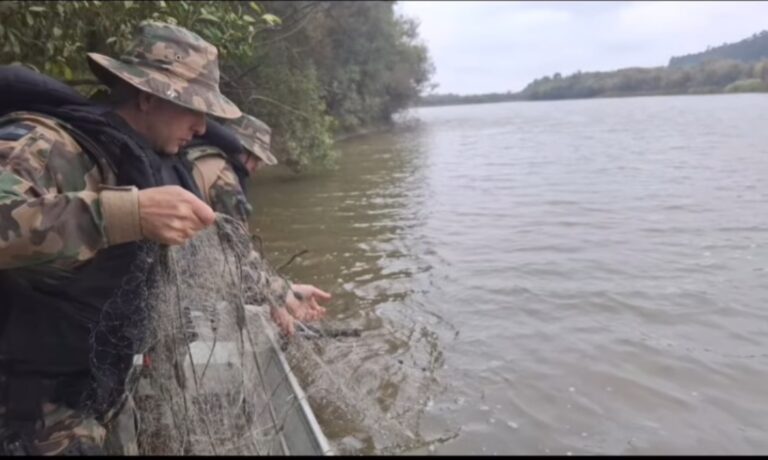 Polícia Ambiental apreende redes de pesca irregulares no rio Iguaçu, em Canoinhas