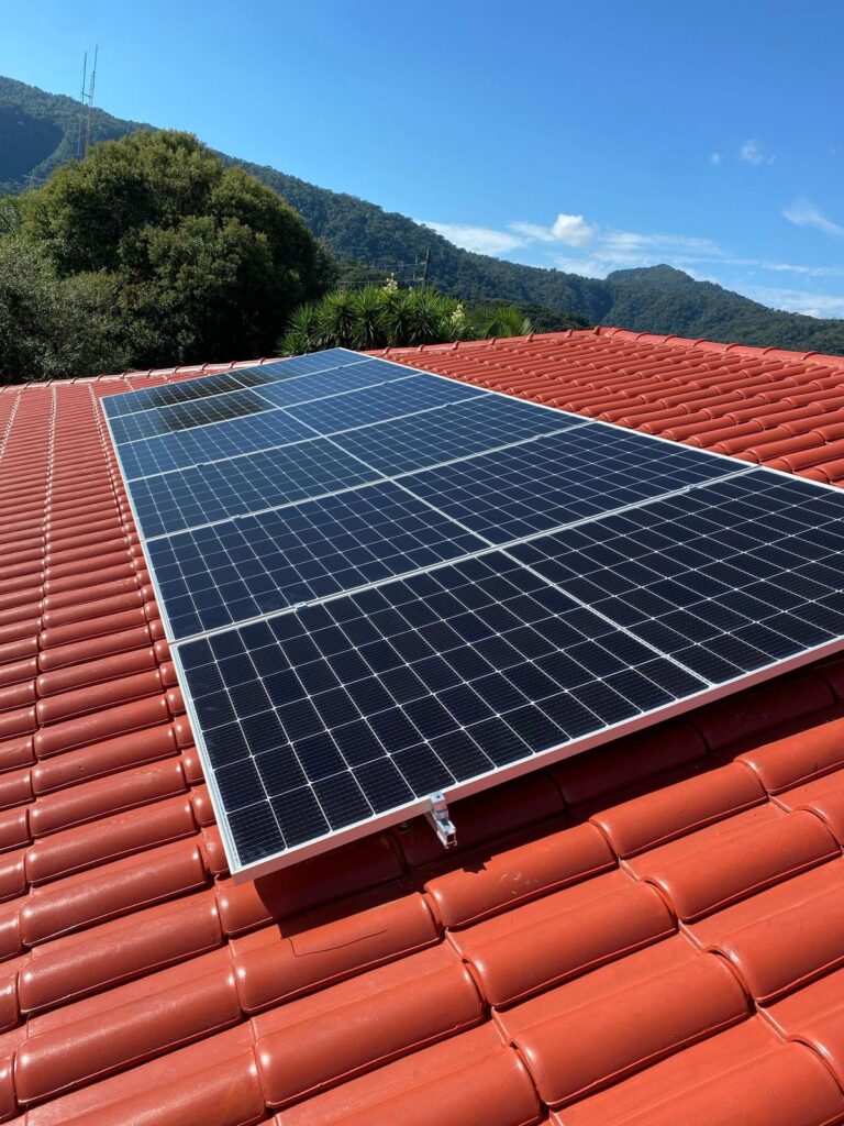 Nova taxa de energia solar mexe no bolso de quem investiu em SC