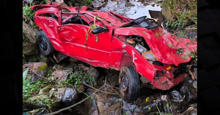 Mulher morre após carro cair em ribanceira