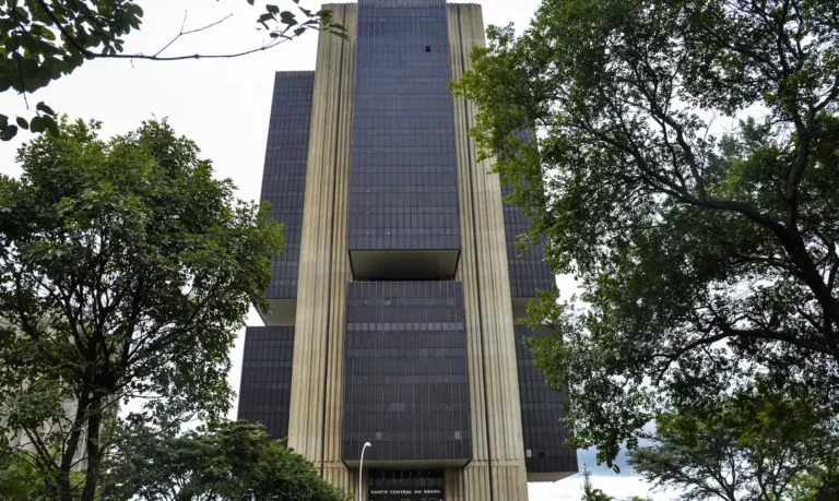 BC mantém juros básicos em 15% ao ano pela terceira vez seguida