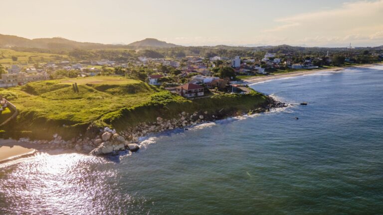 Mar avança sobre a praia e governo reconhece emergência em cidade do Litoral de SC
