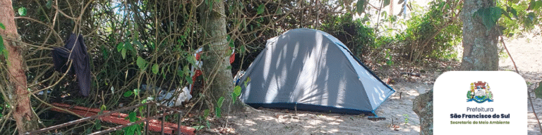 Fiscalização ambiental retira acampamentos irregulares na Enseada e reforça proibição na faixa de praia
