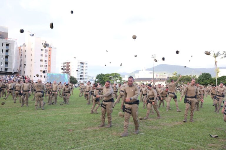 Jorginho Mello participa da formatura de 328 novos soldados da PMSC que vão reforçar a segurança durante a Estação Verão