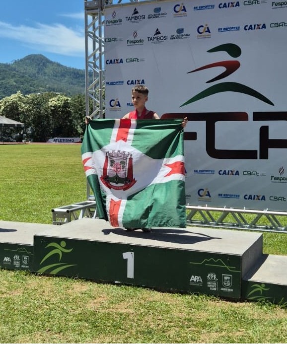Atletismo – Atleta de São Bento faz história e quebra recorde estadual em Jaraguá do Sul