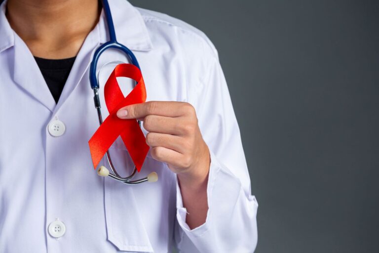 Dezembro Vermelho: Saúde reforça cuidados, prevenção e combate ao estigma sobre HIV/Aids