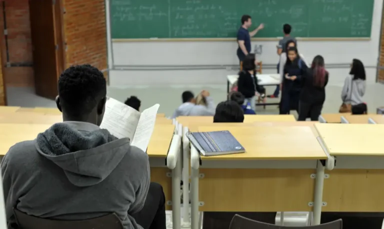 Governo de SC tem 48 horas para explicar lei que barra cotas raciais