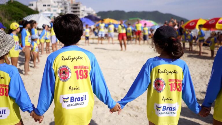 Estação Verão: Programa Golfinho prevê formar mais de seis mil crianças durante a alta temporada em SC