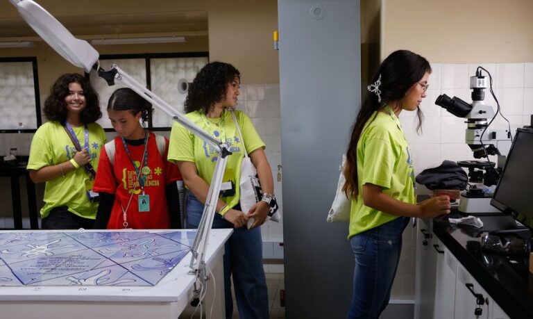 Imersão na Fiocruz inspira meninas a seguir carreira científica