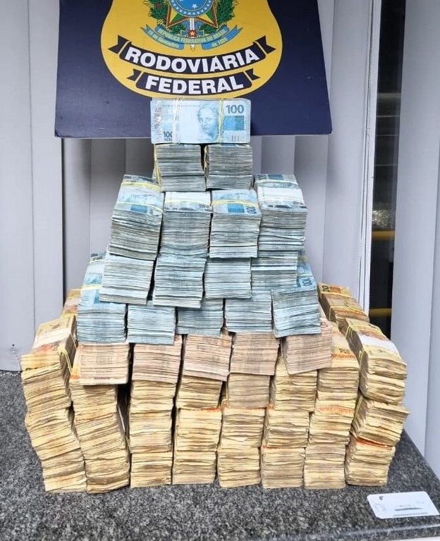 PRF apreende R$ 2 milhões em espécie em carro na BR-101