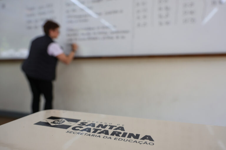 Governo de Santa Catarina apresenta proposta de alteração na tabela salarial dos professores