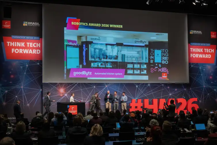 Robô cozinheiro com IA vence prêmio internacional de robótica