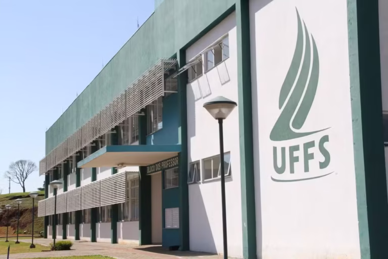 UFFS abre concurso com mais de 20 vagas e salário de R$ 4,9 mil; veja cidades