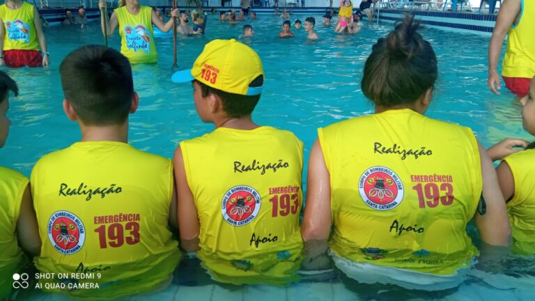 Corpo de Bombeiros Militar leva prevenção aquática a 7,7 mil crianças fora das praias em SC