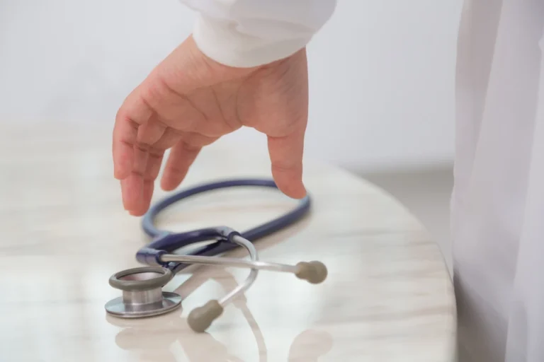 Justiça condena médico e hospital por violência obstétrica em Caçador; indenização chega a R$ 300 mil