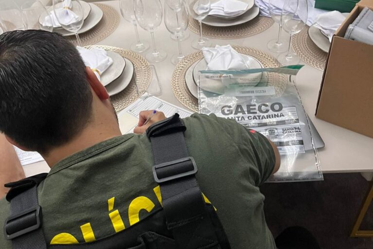 Suposto esquema de ‘rachadinha’ coloca prefeitura na mira de operação em SC