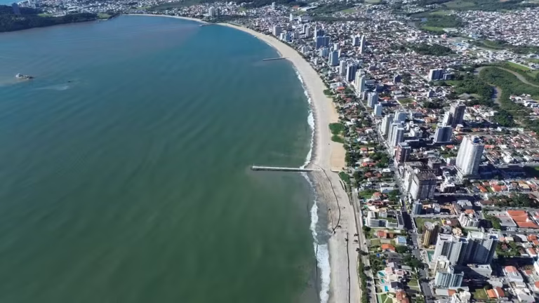 Obra de alargamento termina em praia de SC após 75 dias