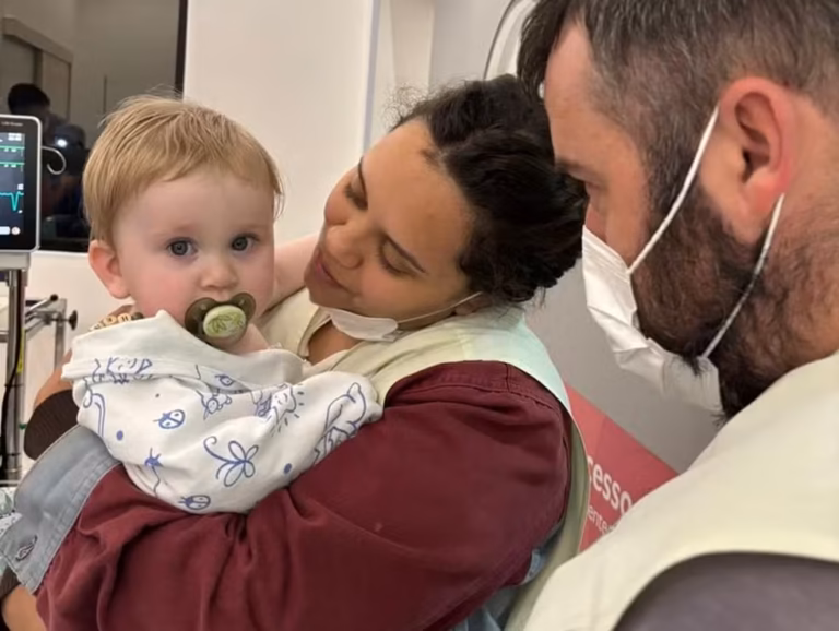Bebê deixa hospital com coração novo após 7 meses de internação às pressas em SC: ‘Gratidão por toda a vida’