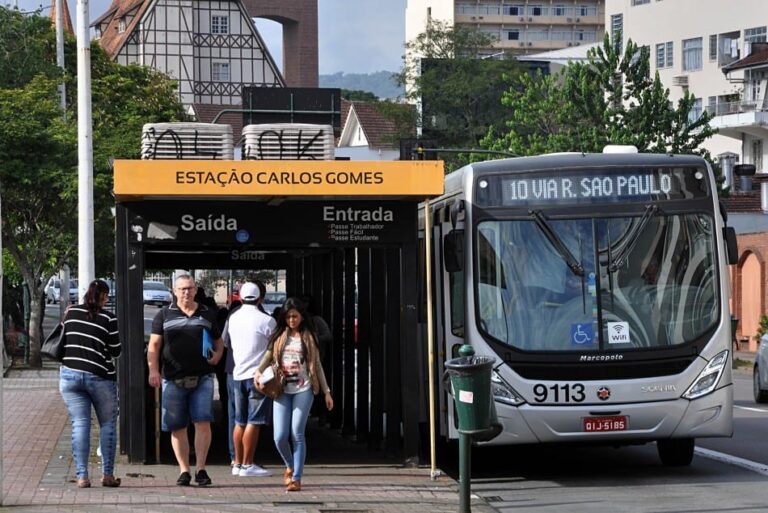 Gratuidade no transporte público para pessoas com Parkinson é vetada em SC; entenda
