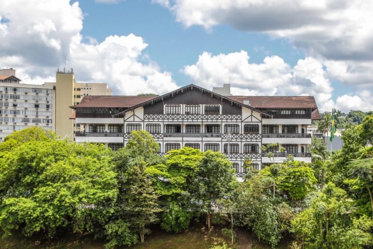 Prefeitura de Blumenau apresenta proposta de reajuste salarial de 4,11% aos servidores municipais