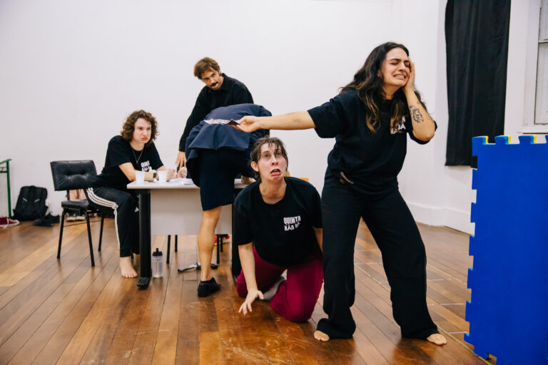 Espetáculo inspirado no Teatro do Absurdo chega a Joinville para estreia de circulação estadual