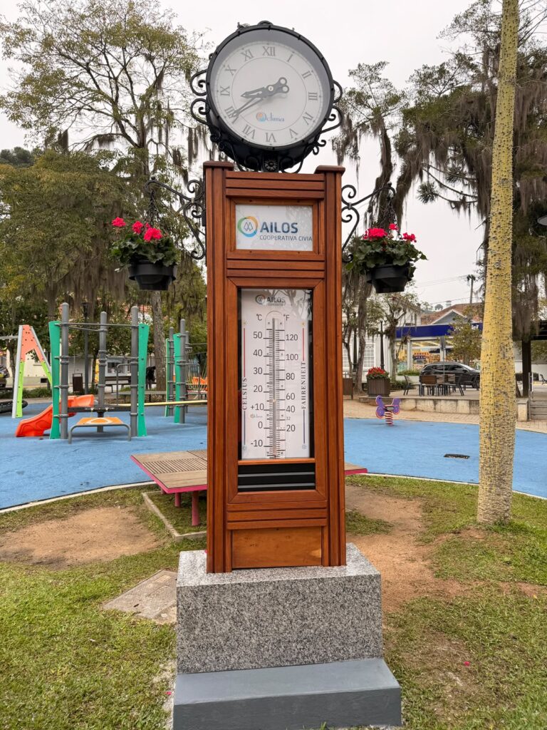 Praça Jardim dos Imigrantes recebe relógio monumental