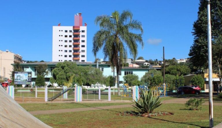 Concurso público em SC abre inscrições com salários de até R$ 22,5 mil; veja os cargos