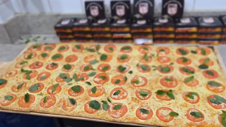 Mais de 160 metros e 11 mil fatias: como Balneário Camboriú quer bater recorde de maior pizza linear do Brasil