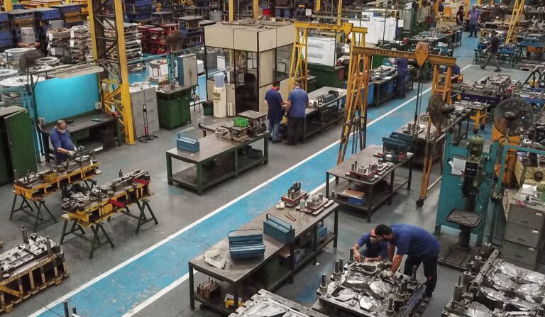 Empresas com 100 ou mais empregados devem atualizar dados até dia 31  Empregador