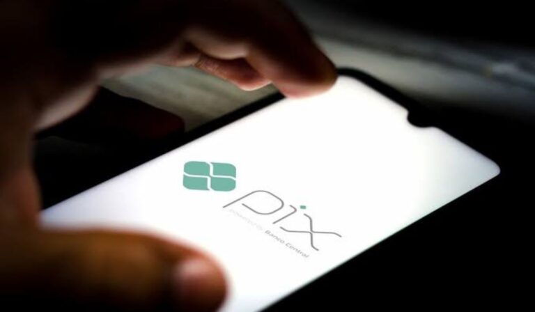 Vírus invade 90 sites de compras do Brasil e troca QR Code do Pix na hora do