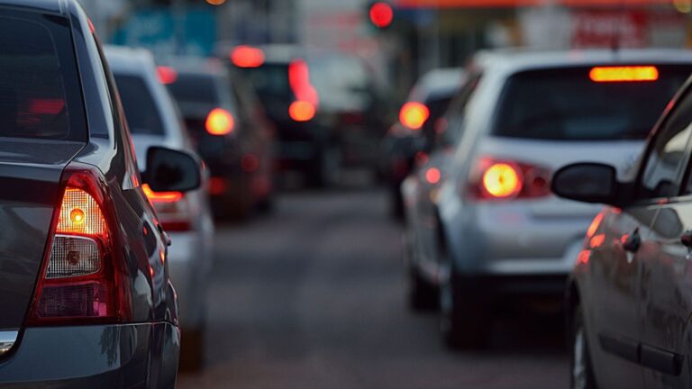 Feriado de Dia das Crianças e de Nossa Senhora Aparecida deve levar mais de 870 mil veículos às rodovias de SC; veja horários de pico